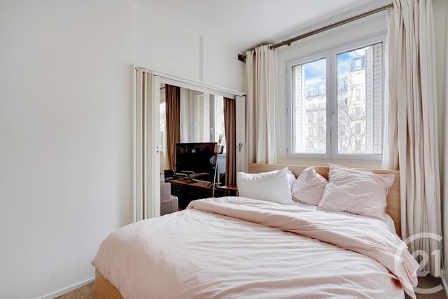 Appartement F2 à vendre - 3 pièces - 52.78 m2 - PARIS - 75018 - ILE-DE-FRANCE - Century 21 Les Abbesses