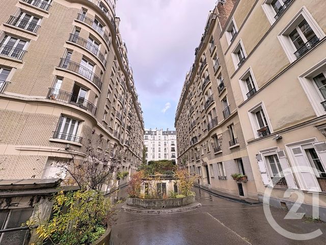 Afficher la photo en grand Appartement F2 à vendre - 2 pièces - 35.0 m2 - PARIS - 75018 - ILE-DE-FRANCE - Century 21 Les Abbesses
